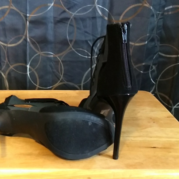Heels - Picture 3 of 3